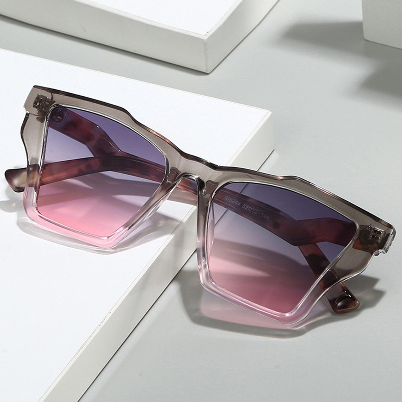 세련되고 트렌디하며 개성 넘치는, 불규칙한 디자인의 화 - Street Fashion Glasses 리뷰 및 가격